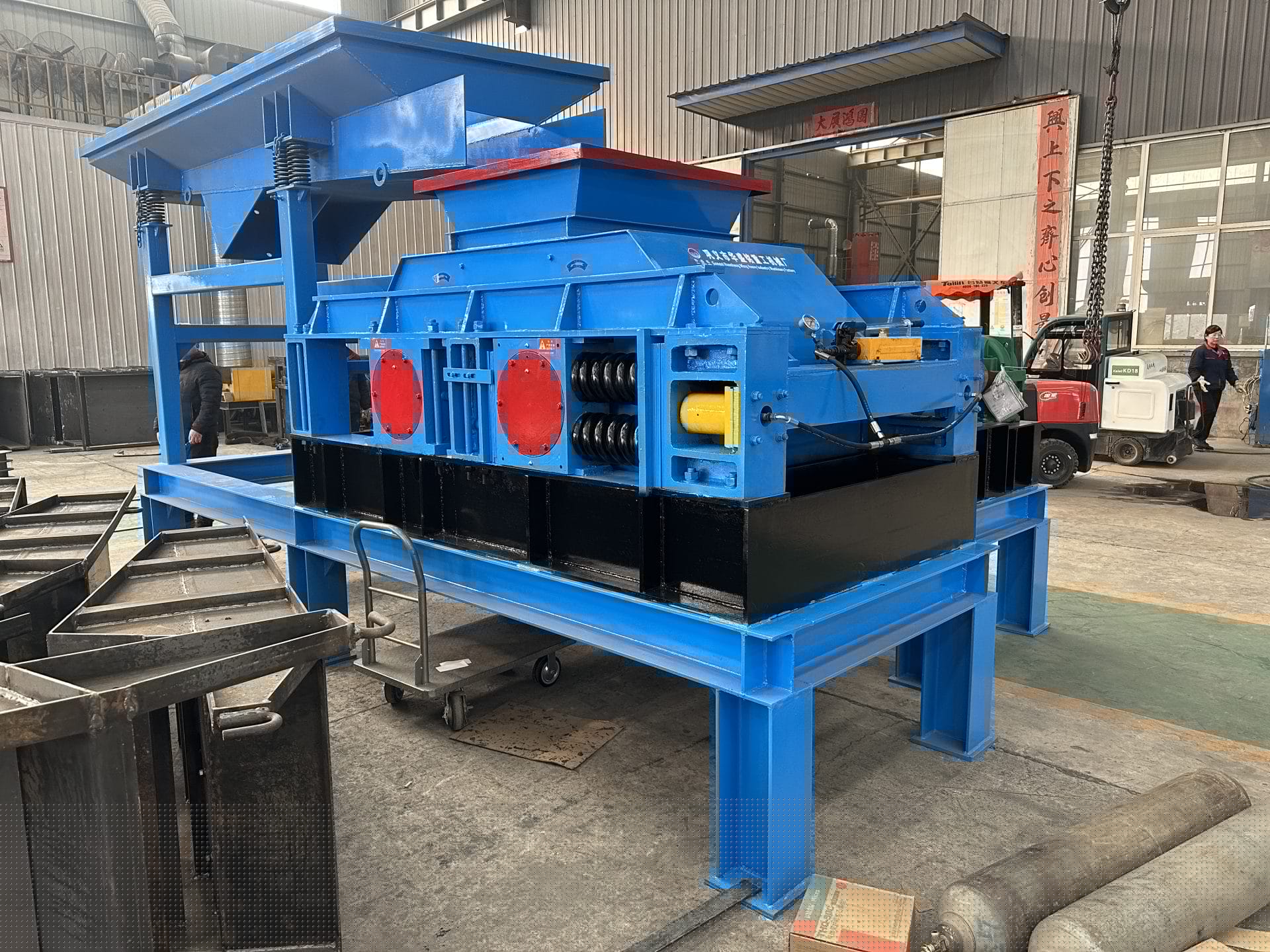 1. Compact Crusher Series (Portable Design) Core Models and Technical Specifications Compact Models: 250×250, 400×250, 400×400 (2-12 tons/hour), ideal for confined spaces or small-scale projects. Medium Models: 750×500, 800×600 (20-50 tons/hour), balancing output capacity and mobility. Large Models: 1500×1000, 1800×1200 (50-400 tons/hour), featuring dual diesel/electric power options for grid-independent mining operations. Technical Advantages Wear-Resistant Design: Roll shells feature high-chromium alloy + tungsten carbide coating (HRC 62 hardness), exceeding 2-year lifespan. Modular replacement reduces maintenance costs by 40%. Precise Particle Size Control: Hydraulically adjustable roll gap (1–50mm range) maintains stable output size at 2–10mm, meeting sand production or roadbed material requirements. Wet Material Processing: Dual-rotor screenless design (SCF series) eliminates clogging in high-moisture materials (≤15% moisture content) with 100% throughput. Applications On-site construction waste crushing (integrated rebar separation system), mobile operations in small mines, sand production lines (e.g., river pebbles, limestone). 2. Double/Four-Roll Crushers (High-Efficiency Sand Making & Medium-Fine Crushing) Representative Models 2PGY Series: 800×800 (40-50 t/h), 1500×1000 (150-200 t/h), supports reinforced concrete crushing. Four-roll Crusher: Roll diameter φ400–φ2000mm, hourly capacity ranging from 20-450 tons, processing hard rock through combined shearing and compression forces. Innovative Technology Triple-Layer Composite Roll Shell: - Top layer: Tungsten carbide for impact resistance - Middle layer: High-manganese steel for crack prevention - Bottom layer: Dovetail groove design for anti-detachment - 3x longer lifespan than standard roll shells Smart Control: - Select models feature APP remote monitoring for bearing temperature and vibration status - Automatic power adjustment achieves 25% energy savings 3. Mobile Crushing Station (Integrated Portable Solution) Design Highlights Dual-Power System: Diesel/electric switching capability solves power supply issues in gridless mining areas (e.g., heavy hammer mobile sand makers). Rapid Relocation: Tire/track chassis supports slope climbing and narrow-space operation, reducing setup time by 80%. Environmental Compliance: Fully enclosed structure + dust extraction port, dust emissions ≤10mg/m3, noise
